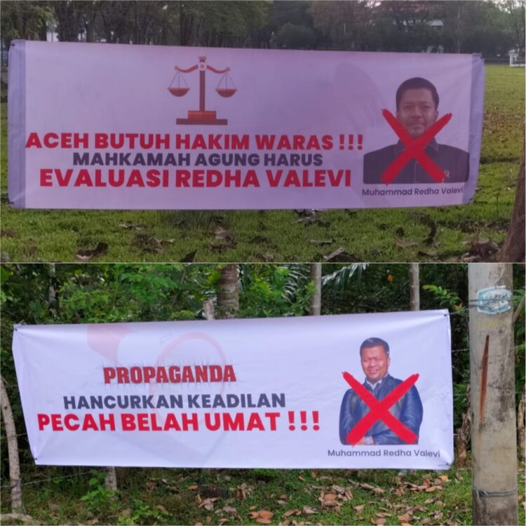 Sejumlah spanduk mendesak copot Ketua Mahkamah Syariah (MS) Jantho Muhammad Redha Valevi bertebaran di berbagai kecamatan dalam wilayah Aceh Besar