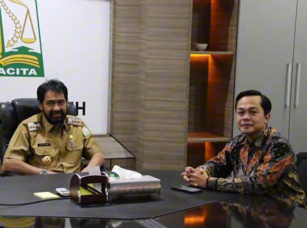 Kepala OJK Provinsi Aceh Daddi Peryoga saat bertemu dengan Gubernur Aceh Muzakir Manaf atau Mualem selaku pemegang saham pengendali Bank Aceh. (Foto: For Infoaceh.net)