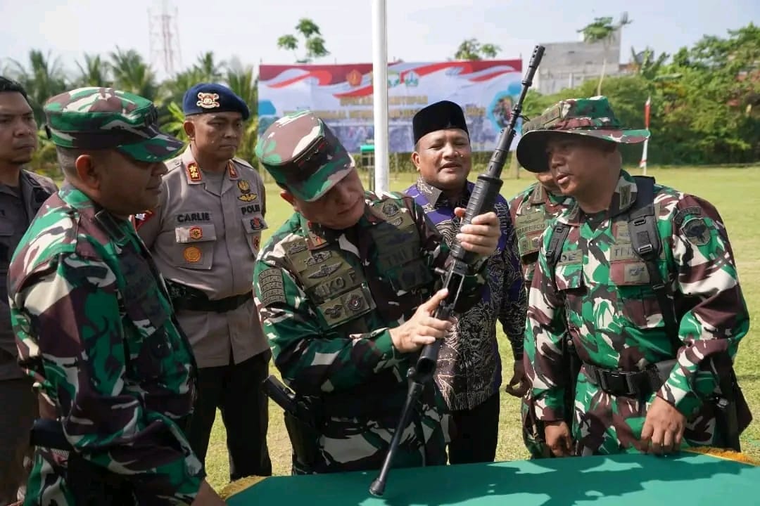 Pangdam Iskandar Muda Mayjen TNI Niko Fahrizal menerima dua pucuk senjata api beserta amunisi dan granat sisa konflik dari Dandim 0111/Bireuen Letkol Inf Ade Munandar setelah diserahkan oleh masyarakat. (Foto: Pendam IM)