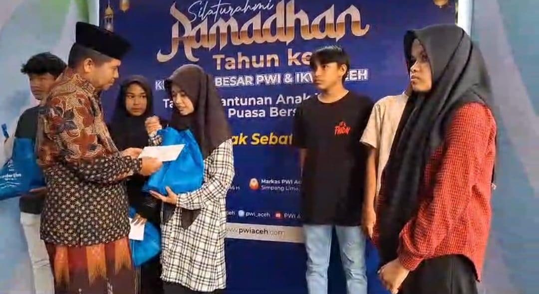 Ketua MPU Aceh, Tgk. H. Faisal Ali menyerahkan santunan untuk anak yatim yang digalang PWI Aceh pada “Silaturahmi Ramadhan 1446 H” di PWI Aceh, Minggu, 23 Maret 2025. (Foto: Dok. PWI Aceh)