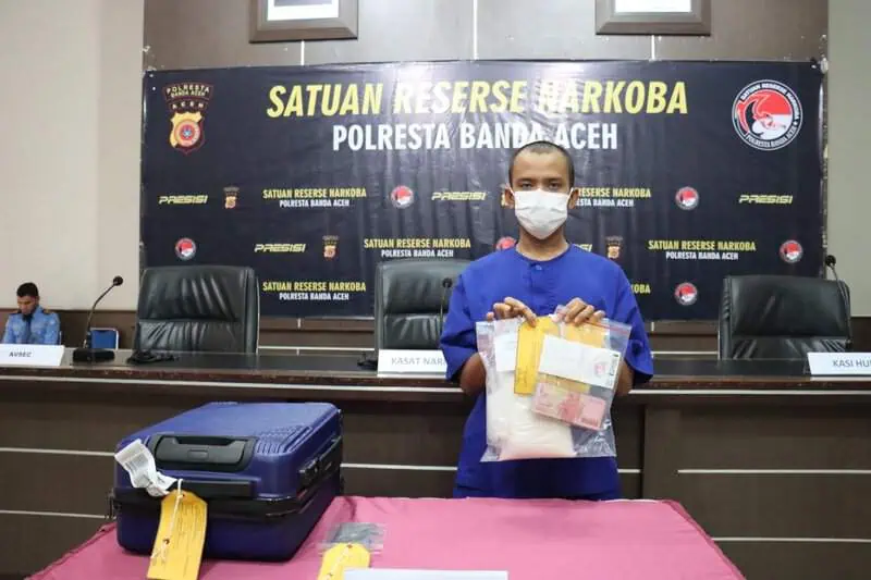 Pemuda asal Aceh Timur berinisial RM (27), nekat menyelundupkan 1 kg sabu saat hendak terbang ke Kendari, Sulawesi Tenggara melalui Bandara SIM Blang Bintang, Aceh Besar