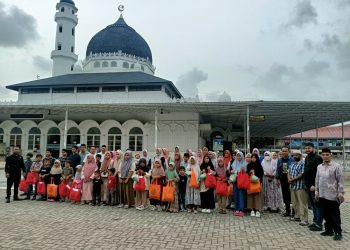 TOMPi menyalurkan baju baru lebaran, santunan dan menu buka puasa kepada 28 anak yatim dalam Kabupaten Pidie