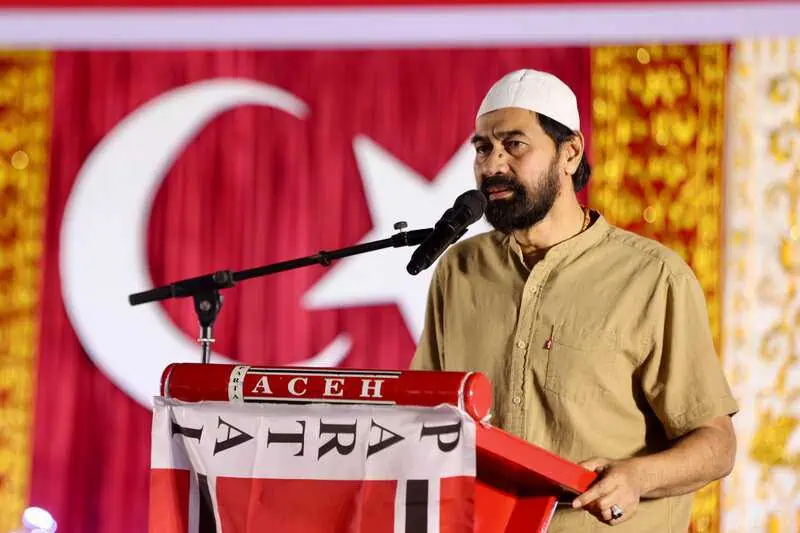 Gubernur Aceh Muzakir Manaf menyampaikan sambutan pada acara buka puasa dan doa bersama untuk Alm Tgk Kamaruddin Bin Abubakar di Bale Meuseuraya Aceh, Banda Aceh Rabu (26/3)
