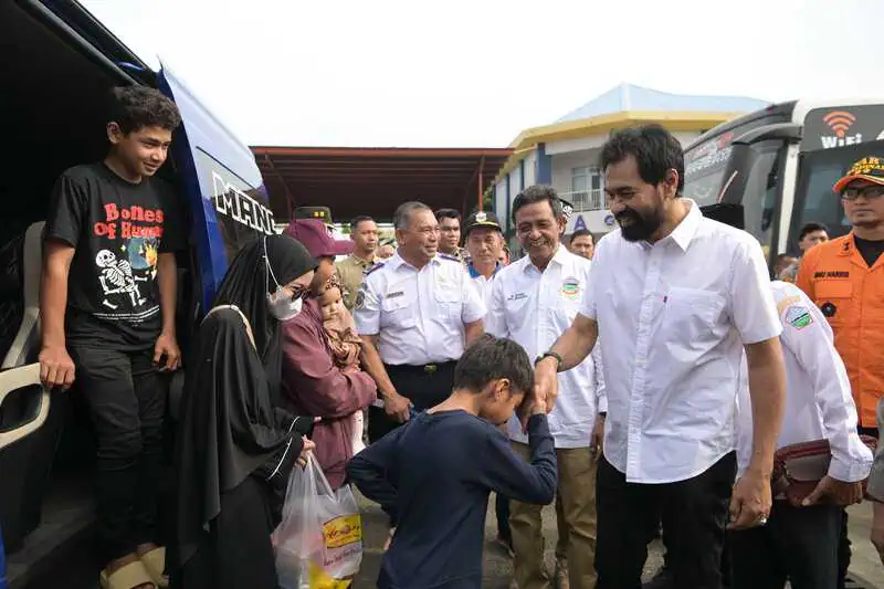 Gubernur Aceh Muzakir Manaf bersama Forkopimda melepas keberangkatan mudik gratis Pemerintah Aceh Tahun 2025 di Terminal Batoh Banda Aceh, Kamis (27/3)