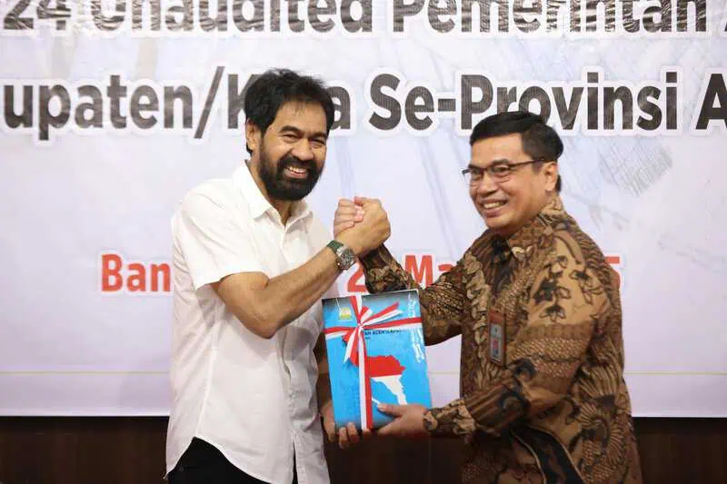 Gubernur Aceh Muzakir Manaf menyerahkan Laporan Keuangan Pemerintah Daerah (LKPD) Tahun 2024 Unauditef Pemerintah Aceh, kepada Kepala BPK RI Perwakilan Aceh, Andri Yogama, di Kantor BPK RI Perwakilan Aceh, Kamis (27/3/2025)