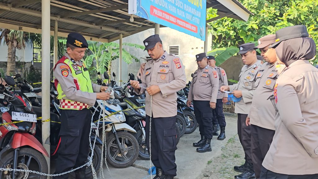 Masyarakat yang mudik lebaran Idulfitri menitipkan sepeda motor miliknya di Polsek Syiah Kuala Polresta Banda Aceh