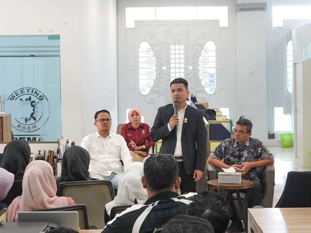 Dirut PT PEMA Mawardi Nur menyampaikan sambutan pada acara Town Hall Meeting yang diselenggarakan di Kantor PT PEMA, Rabu (5/3). (Foto: Humas PT PEMA)