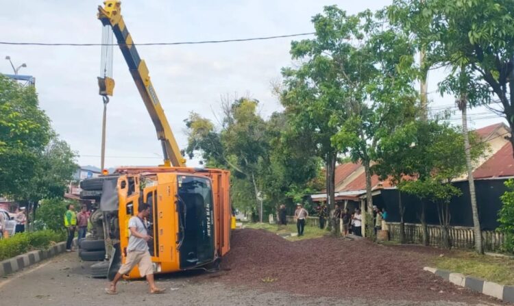 Sebuah truk bermuatan sawit brondol terguling di Jalan Cut Nyak Dhien kawasan Simpang Dodik, Gampong Lamteumen Barat, Kecamatan Jaya Baru, Banda Aceh