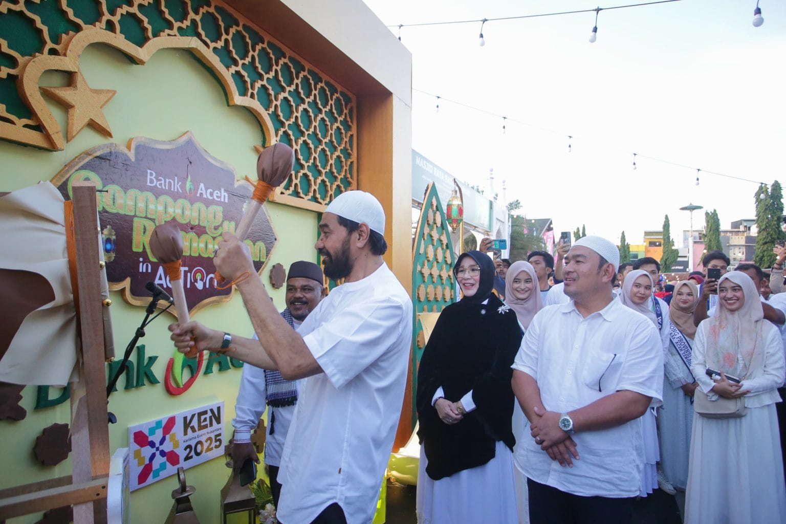 Gubernur Aceh Muzakir Manaf membuka Aceh Ramadhan Festival 2025 di halaman Masjid Raya Baiturrahman Banda Aceh, Rabu sore (12/3)