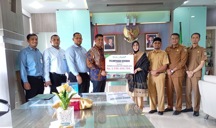 Pemimpin Bank Aceh Kantor Cabang Utama Bank Aceh Andri Wardani menyerahkan dividen Tahun Buku 2024 kepada Wali Kota Banda Aceh, Illiza Sa’aduddin Djamal, Selasa (11/3)