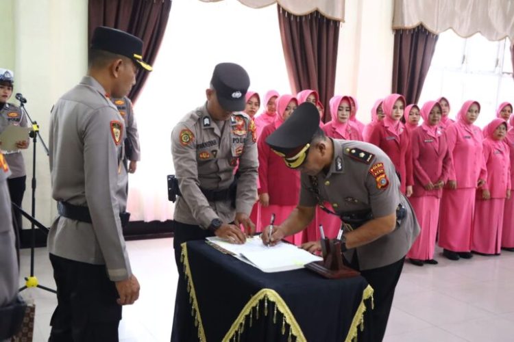 Polres Bener Meriah menggelar upacara serah terima jabatan Wakapolres dan Kasat Reskrim di aula Endra Dharma Mako Polres Bener Meriah, Rabu (12/3)