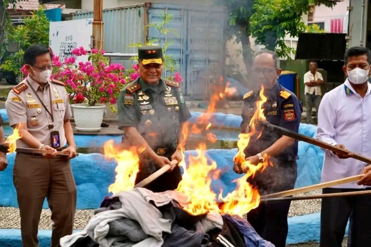 Kanwil Direktorat Jenderal Bea dan Cukai Aceh melakukan pemusnahan barang impor ilegal berupa bawang merah dan pakaian bekas, Kamis (13/3)