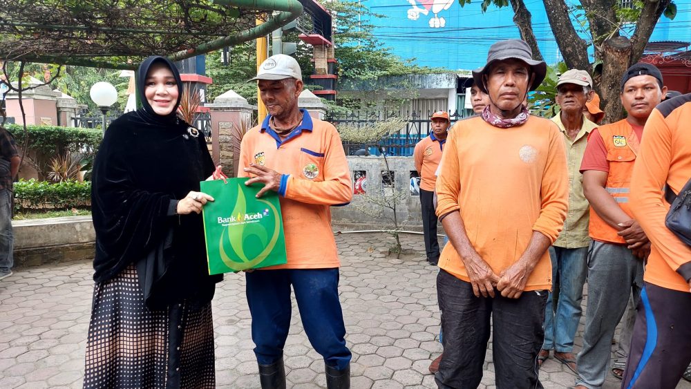 Penyerahan paket Ramadhan dari Bank Aceh dilakukaan secara simbolis ke-20 petugas oleh Wali Kota Banda Aceh Illiza Sa’aduddin Djamal, Jum'at (21/3)