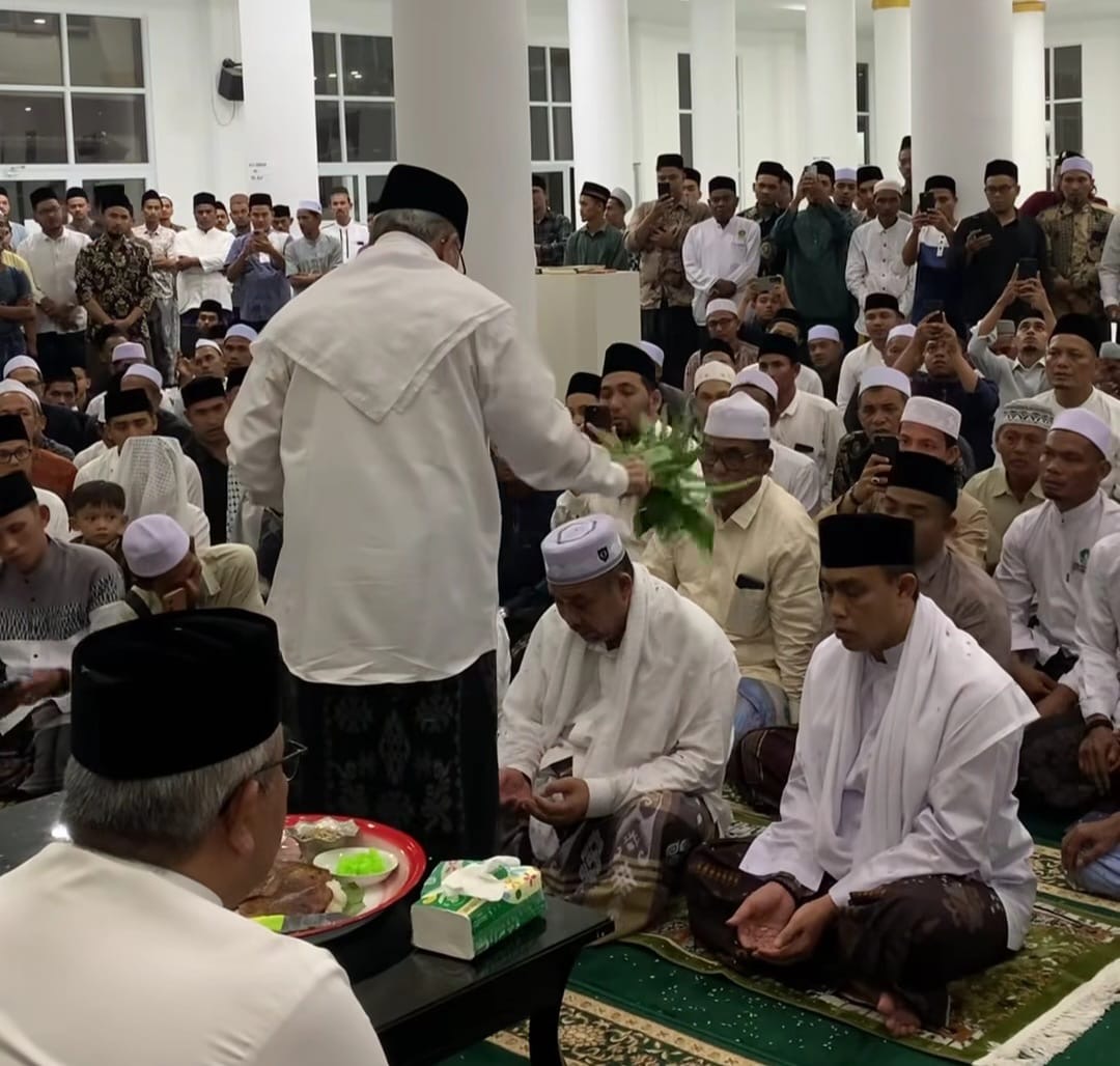 Abu MUDI saat mengukuhkan Abiya Anwar Usman sebagai pimpinan Dayah Darul Munawwarah Kuta Krueng