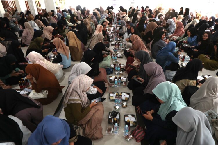 Antusiasme mahasiswa dan warga sekitar untuk mengikuti program iftar jama'i atau buka puasa bersama di Masjid Fathun Qarib UIN Ar-Raniry Banda Aceh terus meningkat setiap hari