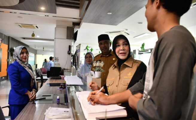 Wali Kota Banda Aceh Illiza Sa’aduddin Djamal mengecek langsung kehadiran Aparatur Sipil Negara (ASN) maupun Tenaga Non ASN pada hari pertama masuk kerja pascalibur lebaran, Selasa, 8 April 2025.