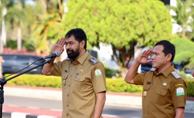 Gubernur Aceh Muzakir Manaf atau Mualem memimpin apel pagi di halaman Kantor Gubernur Aceh, Selasa (8/4/2025), yang diadakan setelah perayaan Hari Raya Idulfitri 1446 Hijriah.