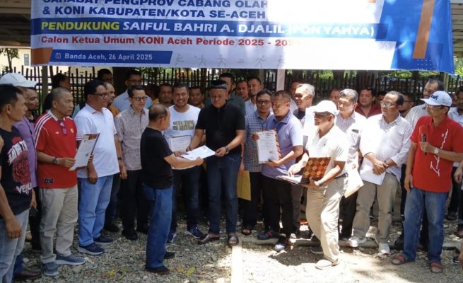 Pengprov dan KONI kabupaten/kota menyerahkan surat dukungan kepada Saiful Bahri atau Pon Yaya sebagai calon Ketua KONI Aceh, Sabtu (26/4). (Foto: For Infoaceh.net)
