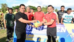 Bupati Aceh Besar Syech Muharram Idris menyerahkan bola kepada juri dalam Turnamen Bola Kaki eksekutif dalam rangka Silaturrahmi di Lapangan Sepakbola Meunasah Tuha, Kecamatan Peukan Bada, Aceh Besar, Sabtu (26/4/2025)