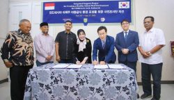 Penandatanganan MoU oleh Wali Kota Banda Aceh Illiza Sa’aduddin Djamal dan Wakil Direktur KAHP, Mr Hyun Seung Kim, di Pendopo Wali Kota Banda Aceh, Ahad (27/4). (Foto: For Infoaceh.net)