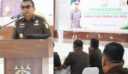 Kajati Aceh Yudi Triadi SH MH memberikan pengarahan ke jajaran pada hari pertama bertugas, Senin (28/4)