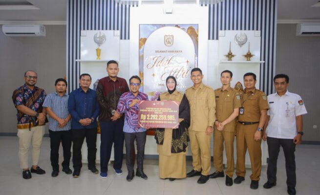 Ketua KIP Banda Aceh Yusri Razali mengembalikan sisa dana hibah Pilkada 2024 kepada Wali Kota Banda Aceh Illiza Sa’aduddin Djamal di pendopo, Senin (21/4). (Foto: Humas Pemko Banda Aceh)
