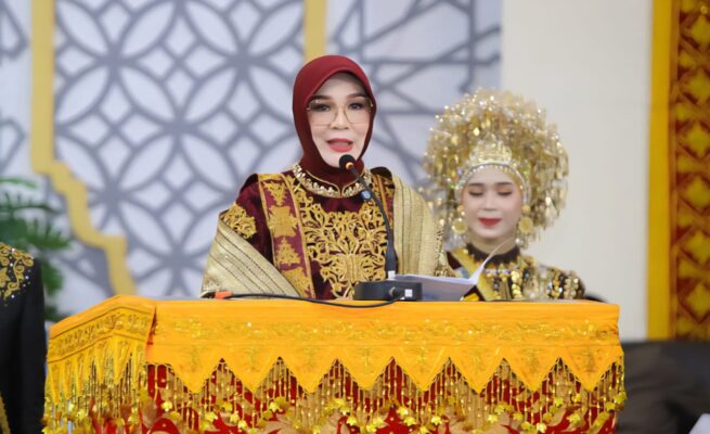 Wali Kota Banda Aceh Illiza Sa’aduddin Djamal menyampaikan sambutan pada rapat paripurna istimewa peringatan HUT ke-820 Kota Banda Aceh di Gedung DPRK Banda Aceh, Selasa (22/4). (Foto: Humas Pemko Banda Aceh)
