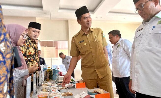 Plt Sekda Aceh, M Nasir Syamaun bersama Kakanwil Kemenag Aceh Azhari menguji konsumsi jamaah haji dalam penerbangan pergi dan kembali ke tanah air, di Asrama Haji Embarkasi Aceh, Selasa (22/4/2025). (Foto: For Infoaceh.net)