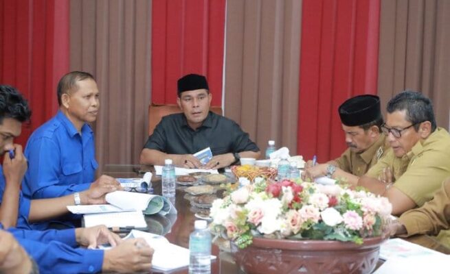 Bupati Aceh Besar Muharram Idris memanggil jajaran Direksi PDAM Tirta Mountala, di Ruang Rapat Gedung Dekranasda Gampong Gani, Kecamatan Ingin Jaya, Selasa (22/4). (Foto: For Infoaceh.net)