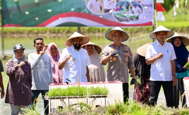 Gubernur Aceh Muzakir Manaf, menghadiri gerakan tanam padi serentak 14 Provinsi bersama Presiden Prabowo Subianto secara daring, di Gampong Lampasie Engking, Darul Imarah, Aceh Besar, Rabu (23/4). (Foto: For Infoaceh.net)