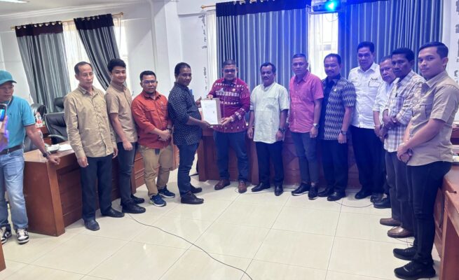 Ketua BRA Jamaluddin menyerahkan bahan pembentukan SOTK Satuan Pelaksana BRA Kabupaten Aceh Tamiang dan Penyerahan Akun E-Proposal BRA yang diterima Ketua Satpel BRA Aceh Tamiang, Rabu (23/4) di Gedung DPRK setempat. (Foto: For Infoaceh.net)