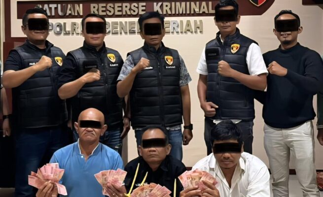 Tiga pria berinisial A, AYZN dan KH diamankan atas dugaan pemerasan Kepala desa di sebuah warung kopi kawasan Pante Raya, Kecamatan Wih Pesam, Bener Meriah, Rabu (23/4/2025). (Foto: Dok. Polres Bener Meriah)