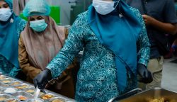 Ketua Tim Penggerak PKK Aceh, Marlina Usman mengunjungi lokasi Satuan Pelayanan Pemenuhan Gizi (SPPG) atau dapur Makan Bergizi Gratis (MBG) di Gampong Lambhuk, Banda Aceh, Senin (28/4/2025)