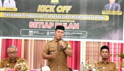 Bupati Aceh Besar Muharram Idris menyampaikan sambutan dalam acara Penyaluran Gaji Perbulan Secara Simbolis Kepada Keuchik Aceh Besar di Gedung Dekranasda, Gampong Gani, Kecamatan Ingin Jaya, Aceh Besar, Senin (28/4/2025)