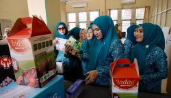 Ketua Tim Penggerak PKK Aceh Marlina Usman mengunjungi Rumah Kemasan Aceh di Dinas Perindustrian dan Perdagangan Aceh, Senin (28/4)