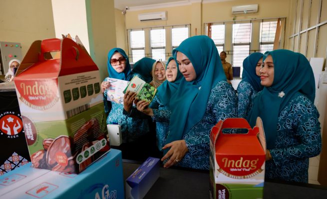 Ketua Tim Penggerak PKK Aceh Marlina Usman mengunjungi Rumah Kemasan Aceh di Dinas Perindustrian dan Perdagangan Aceh, Senin (28/4)