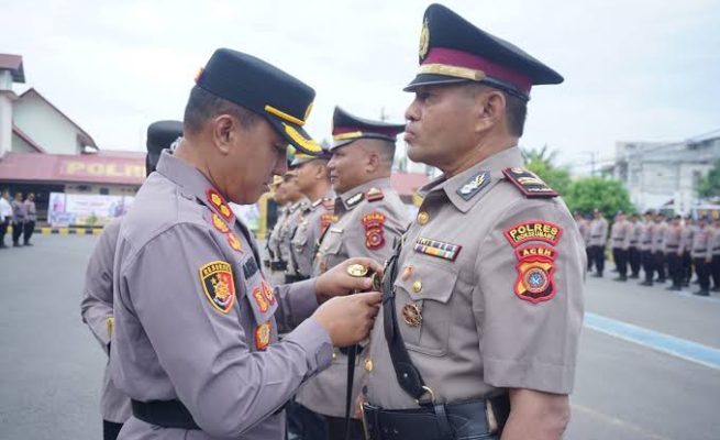 Kapolres Lhokseumawe AKBP Ahzan memimpin sertijab Kabag Ops, Kasat Lantas dan Kasat Binmas di Lapangan Satya Haprabu Polres Lhokseumawe, Senin (28/4)