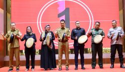 Plt Sekda Aceh M Nasir Syamaun meluncurkan Portal Satu Data Aceh, di Anjong Mon Mata Mueligoe Gubernur, Selasa (29/4)