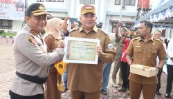 Kapolres Aceh Tenggara AKBP Yulhendri menerima penghargaan dari Bupati Aceh Tenggara Salim Fakhry, atas keberhasilannya mengungkap kasus narkotika jenis sabu seberat 1 kilogram atau senilai Rp1,5 miliar. (Foto: For Infoaceh.net)