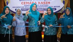 Ketua PKK Aceh Marlina Usman bersama Ketua Dharma Wanita Persatuan Aceh Malahayati dan Ketua PKK Aceh Besar Rita Maya Sari menggunting pita tanda dimulainya Sekolah Lansia Cemara Kasih, di Gampong Alue Gintong Kecamatan Seulimuem, Selasa sore (29/4)