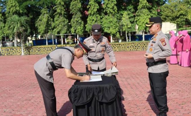 Kapolres Aceh Tamiang AKBP Muliadi memimpin Sertijab Wakapolres, Kabag Log, Kasat Binmas, Kasat Reskrim dan empat Kapolsek di Lapangan Parama Satwika Mapolres Aceh Tamiang, Selasa (29/4)