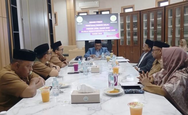 Sidang Itsbat penetapan produk halal dipimpin oleh Wakil Ketua MPU Aceh Tgk Hasbi Albayuni di Ruang Rapat Pimpinan MPU Aceh, Selasa (29/4)