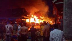 Sebanyak 23 unit kios atau kedai di Pasar Lamno, Kecamatan Jaya, Kabupaten Aceh Jaya, hangus terbakar pada Rabu (30/4/2025). (Foto: For Infoaceh.net)