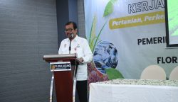 Asisten I Sekda Aceh Azwardi memaparkan potensi sektor agribisnis, peternakan, dan kawasan industri dalam sebuah diskusi terbuka bersama PT Flora Agung yang berlangsung di Hotel Kyriad Muraya Banda Aceh, Rabu (30/4). (Foto: For Infoaceh.net)