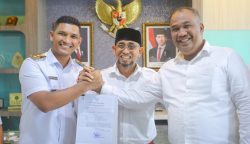 Wakil Wali Kota Banda Aceh Afdhal Khalilullah menyerahkan SK penunjukan Jalaluddin ST MT sebagai Plt Sekda Kota Banda Aceh, Rabu, 30 April 2025. (Foto: For Infoaceh.net)