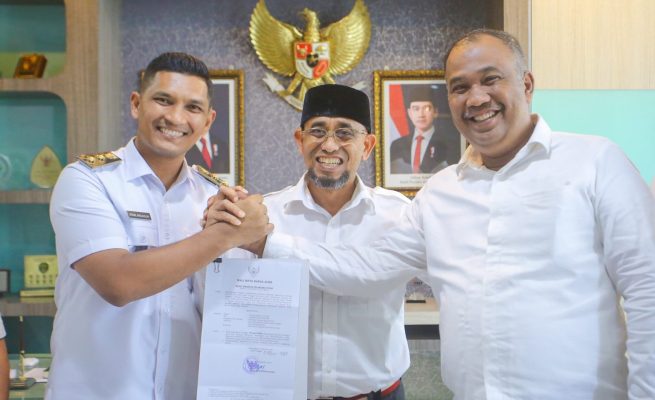 Wakil Wali Kota Banda Aceh Afdhal Khalilullah menyerahkan SK penunjukan Jalaluddin ST MT sebagai Plt Sekda Kota Banda Aceh, Rabu, 30 April 2025. (Foto: For Infoaceh.net)