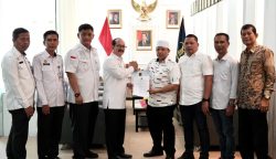 Kakanwil Kemenkum Aceh Meurah Budiman secara resmi menyerahkan SK pengesahan perubahan kepengurusan Partai Aceh, kepada Aiyub Abbas, Rabu (30/4). (Foto: For Infoaceh.net)