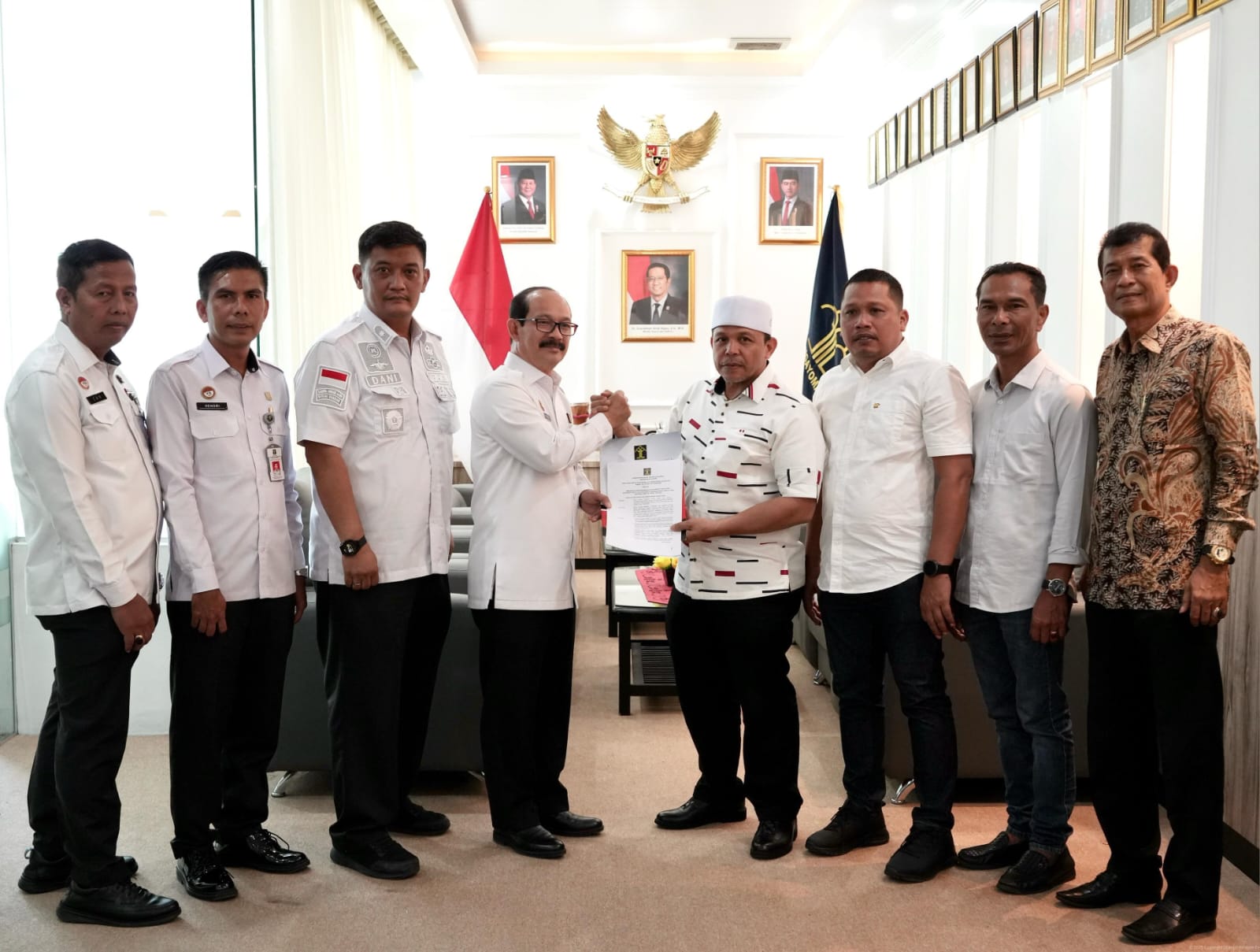 Kakanwil Kemenkum Aceh Meurah Budiman secara resmi menyerahkan SK pengesahan perubahan kepengurusan Partai Aceh, kepada Aiyub Abbas, Rabu (30/4). (Foto: For Infoaceh.net)