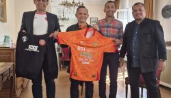 Presiden Persiraja Banda Aceh Nazaruddin Dek Gam mengukuhkan Persiraja Perwakilan Eropa di Paris, Prancis. (Foto: Dok. MO Persiraja)
