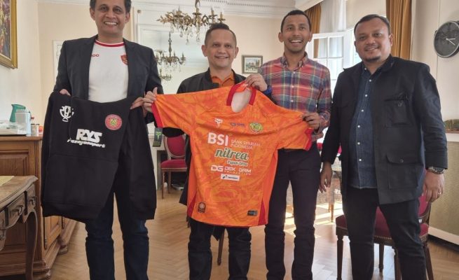 Presiden Persiraja Banda Aceh Nazaruddin Dek Gam mengukuhkan Persiraja Perwakilan Eropa di Paris, Prancis. (Foto: Dok. MO Persiraja)